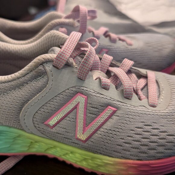 Girls size 12.5 new balance fresh foam sneakers - Picture 5 of 9